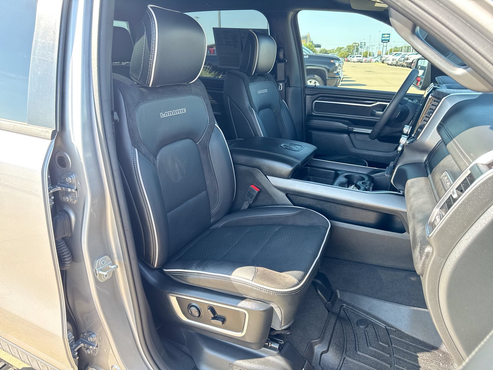 Used 2025 RAM 1500 Laramie w/ Sport Appearance Package AWD/4WD image 25