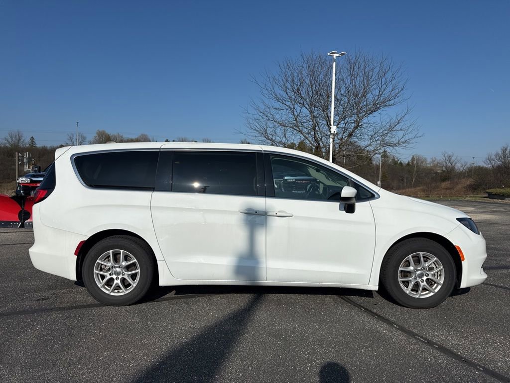 Used 2023 Chrysler Voyager LX image 3
