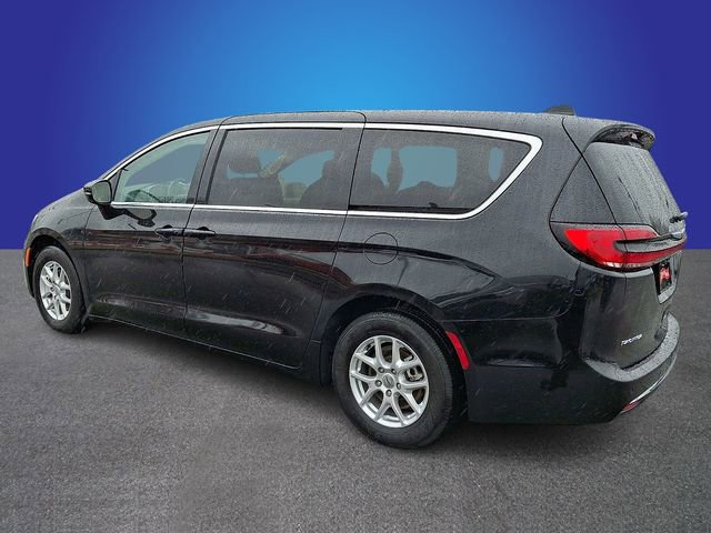 Used 2024 Chrysler Pacifica Touring-L image 7