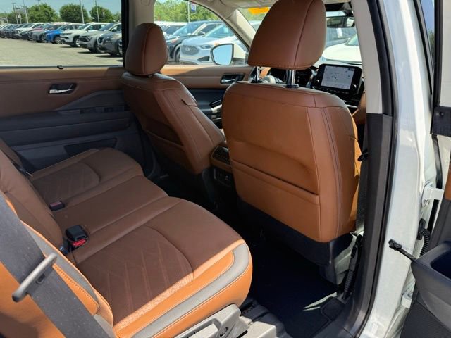 Used 2023 Nissan Pathfinder Platinum w/ Cargo Package AWD/4WD image 21