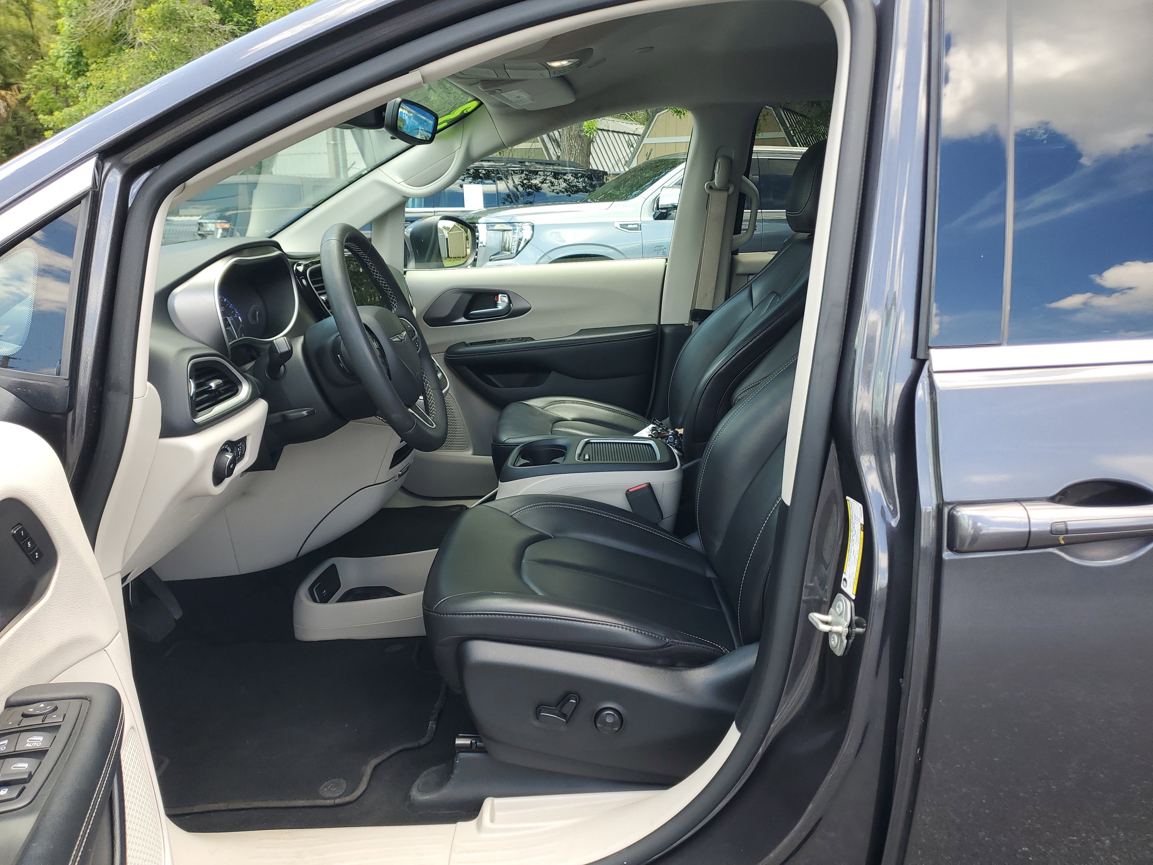 Used 2023 Chrysler Pacifica Touring-L FWD image 18