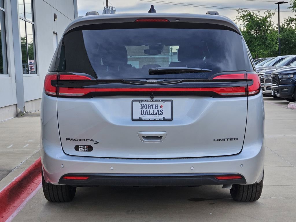 New 2026 Chrysler Pacifica Limited FWD image 4