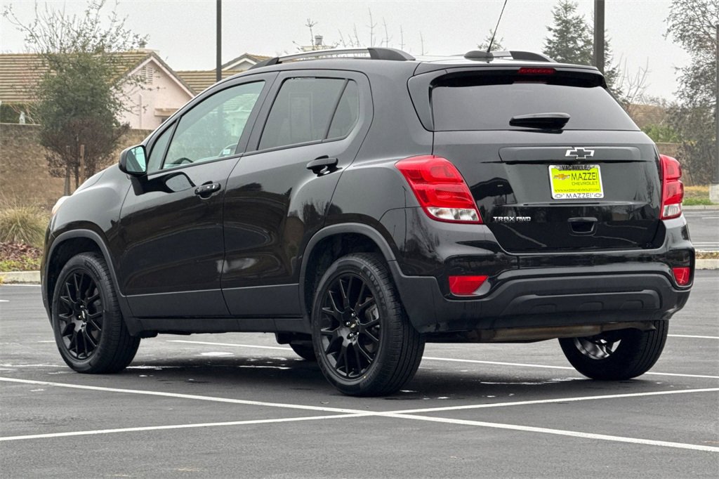 Used 2022 Chevrolet Trax LT w/ Midnight Edition image 3