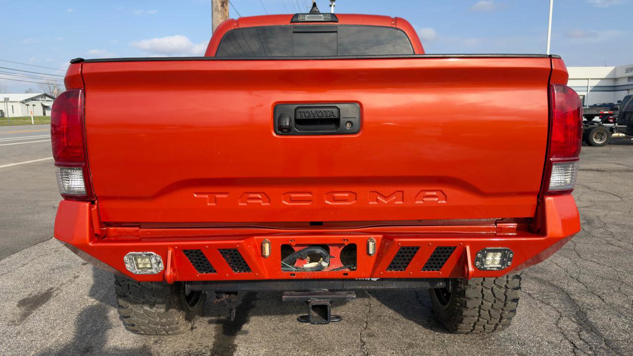 Used 2017 Toyota Tacoma TRD Sport w/ Tow Package (A/T) image 7