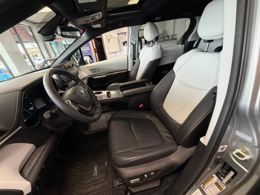 Used 2025 Toyota Sienna XSE FWD image 31