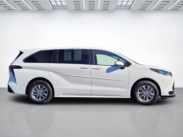Used 2024 Toyota Sienna LE AWD/4WD image 3
