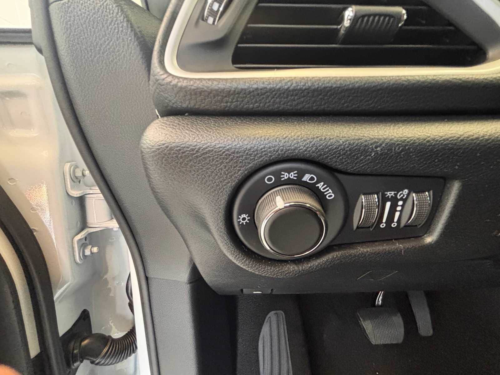 New 2027 Chrysler Pacifica Select FWD image 17