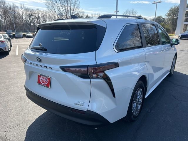 Used 2024 Toyota Sienna XLE image 5