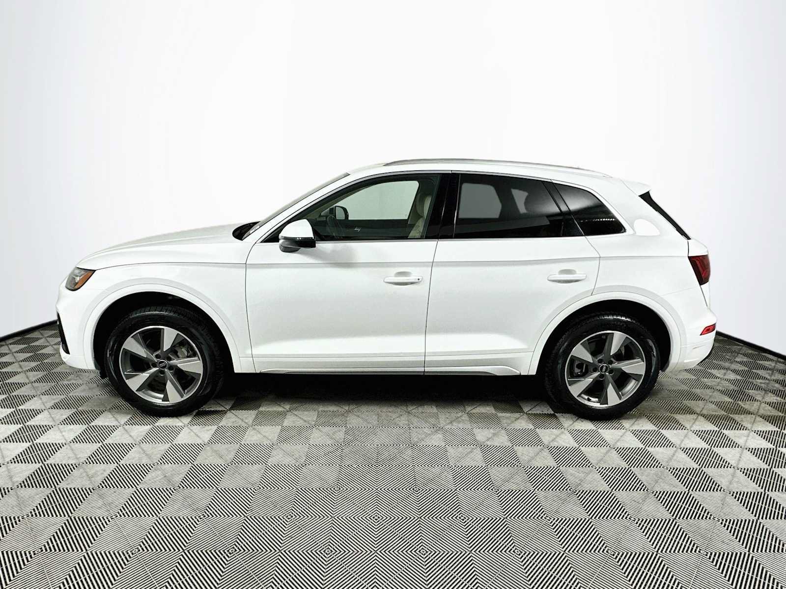 Certified 2023 Audi Q5 2.0T Premium w/ Convenience Package AWD/4WD image 4