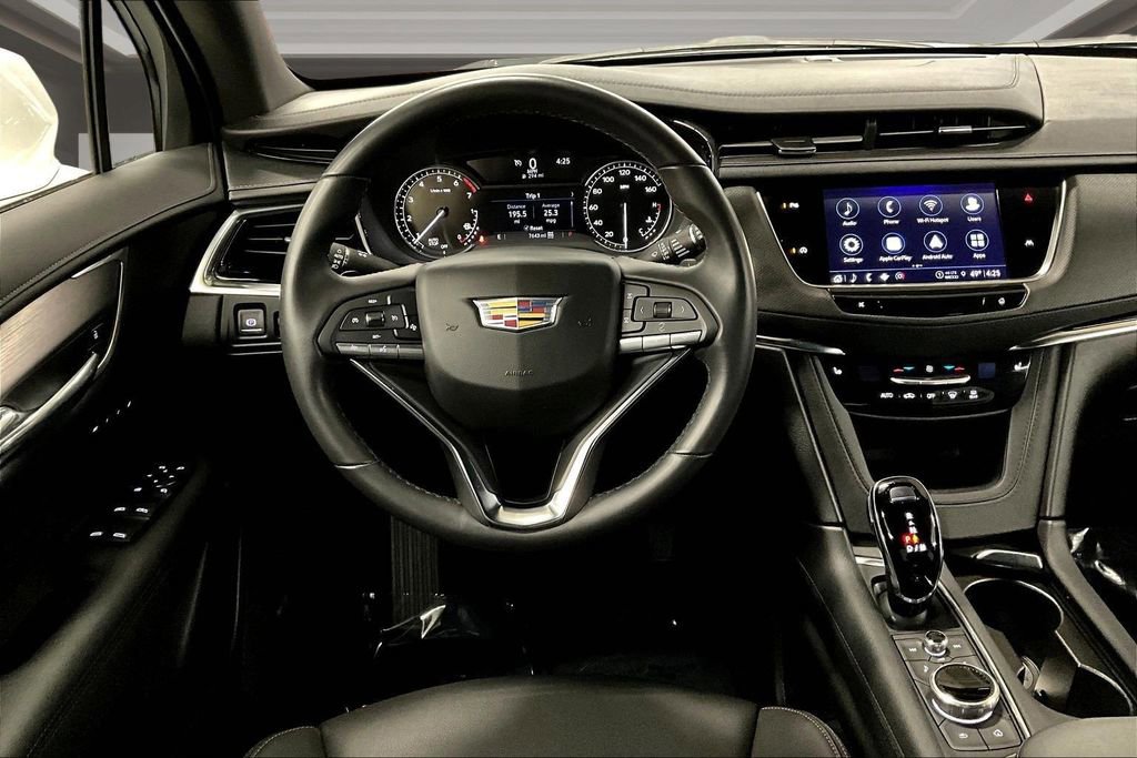 Certified 2025 Cadillac XT6 Luxury AWD/4WD image 8