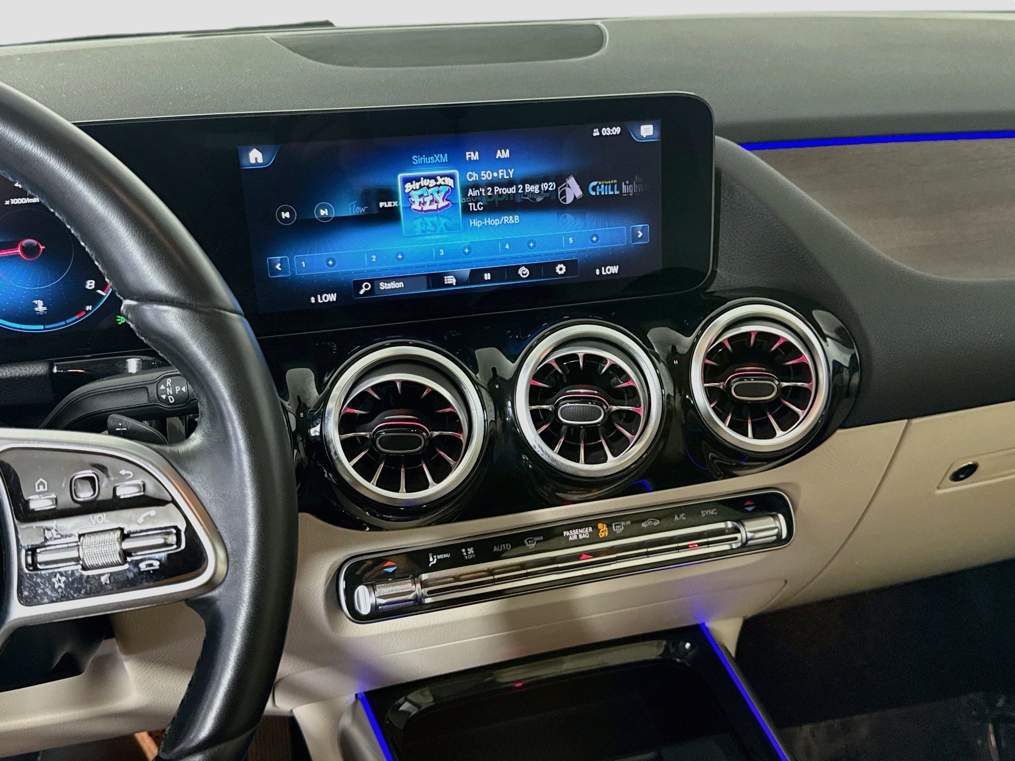 Used 2023 Mercedes-Benz GLA 250 4MATIC w/ Premium Package image 18