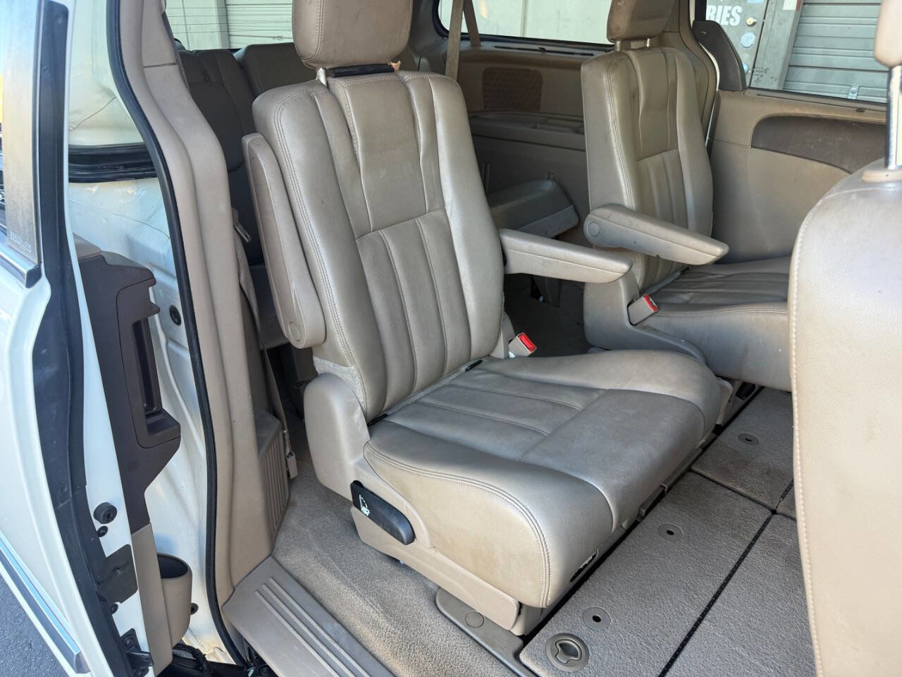 Used 2013 Chrysler Town & Country Touring image 8