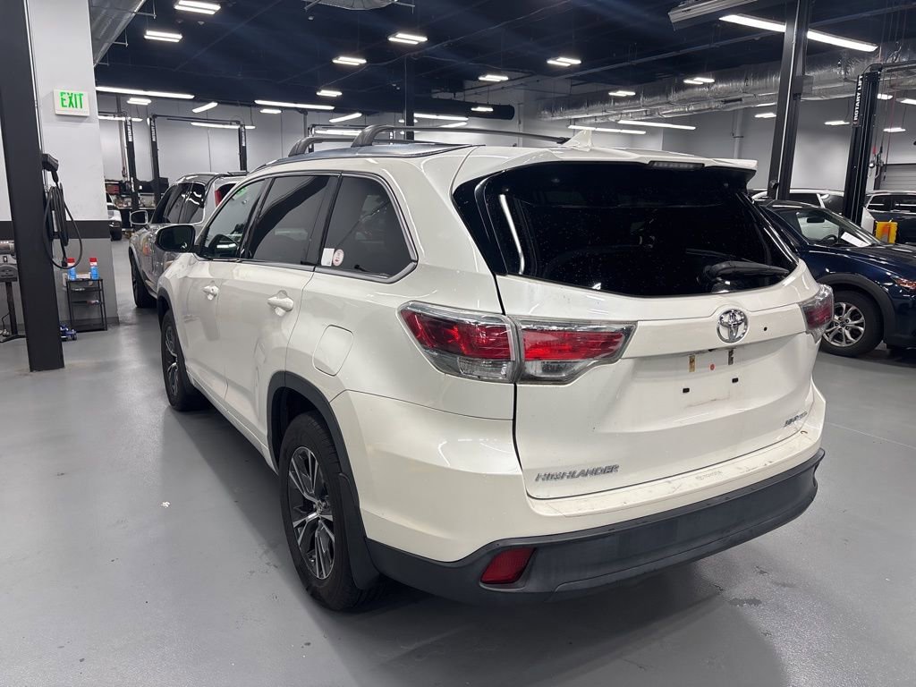 Used 2016 Toyota Highlander XLE AWD/4WD image 3