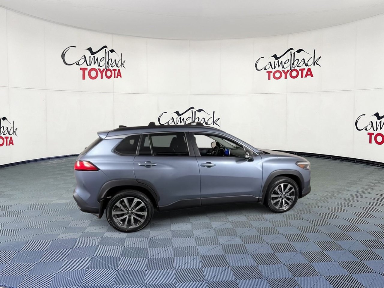 Used 2025 Toyota Corolla Cross XLE w/ Convenience Package FWD image 3