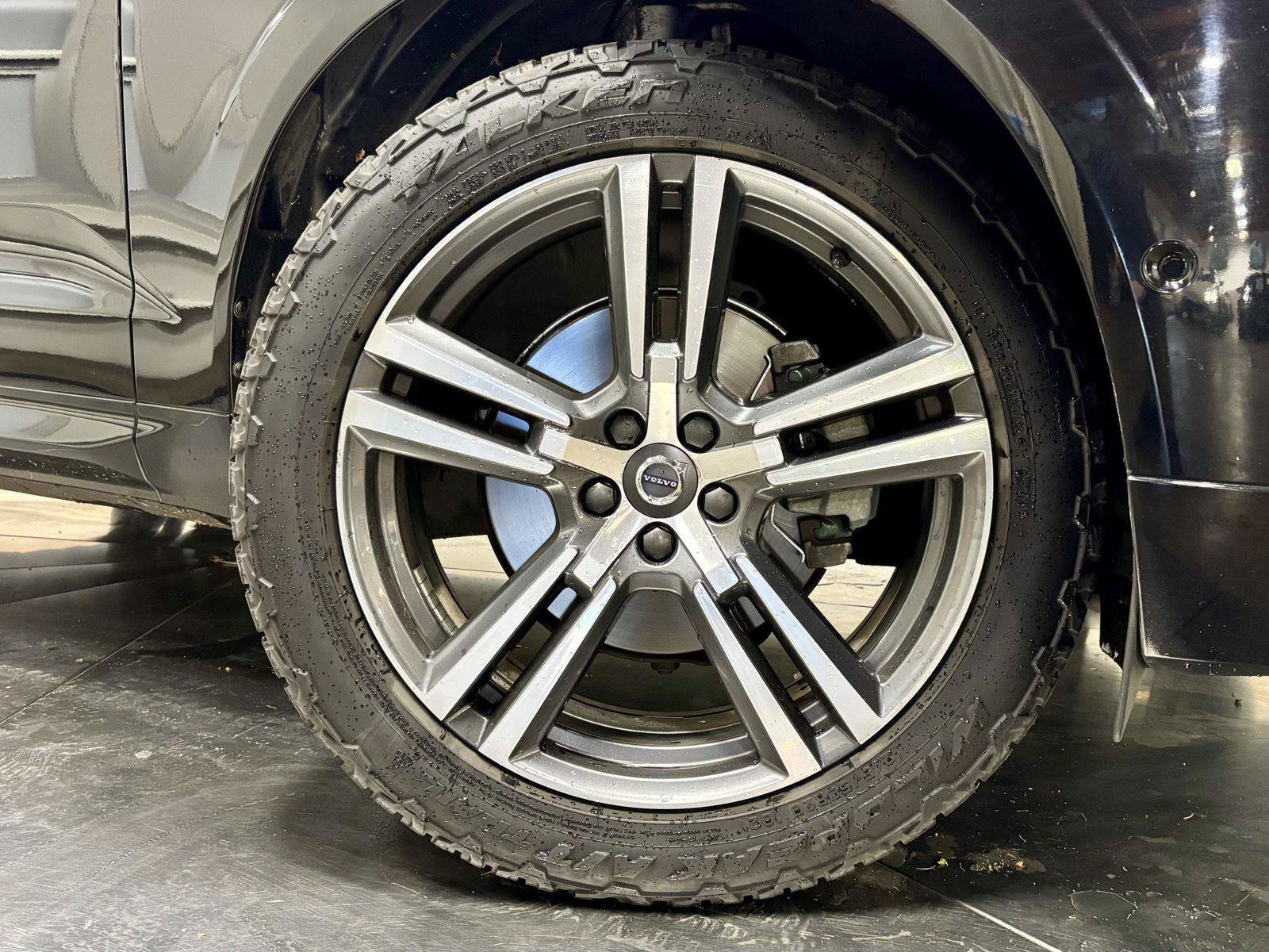Used 2019 Volvo XC60 T5 Momentum w/ Multimedia Package AWD/4WD image 12