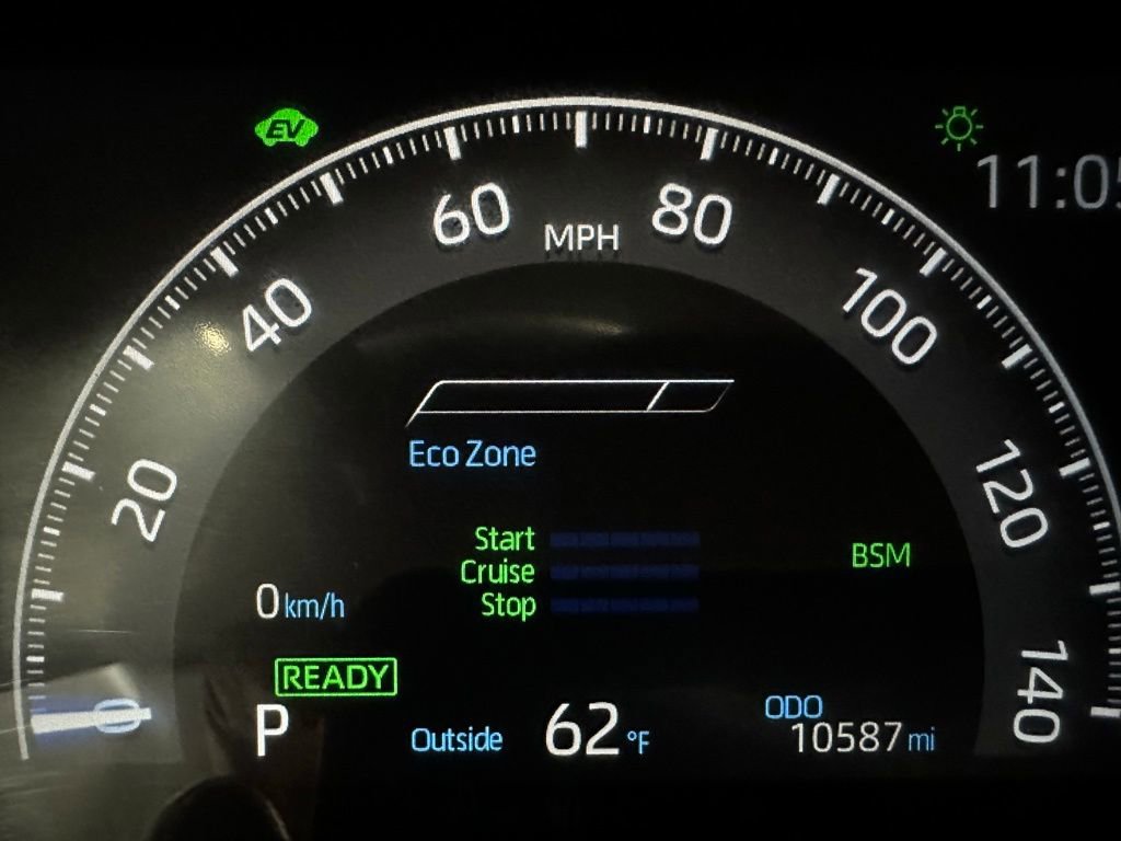 Used 2025 Toyota RAV4 XLE AWD/4WD image 24
