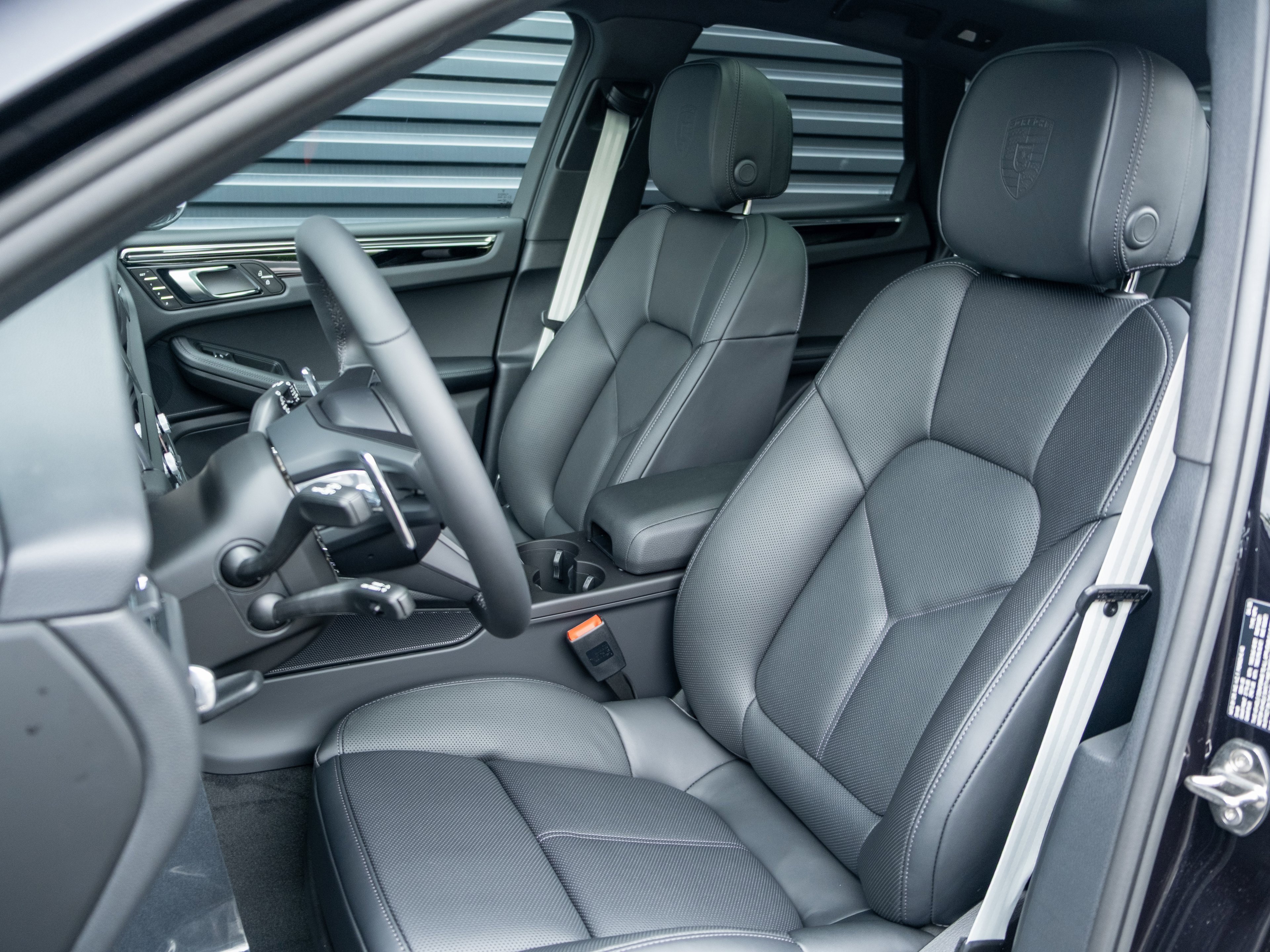 Certified 2025 Porsche Macan image 5