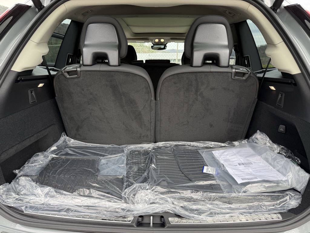 New 2026 Volvo XC90 B6 Plus w/ Protection Package Premier image 13