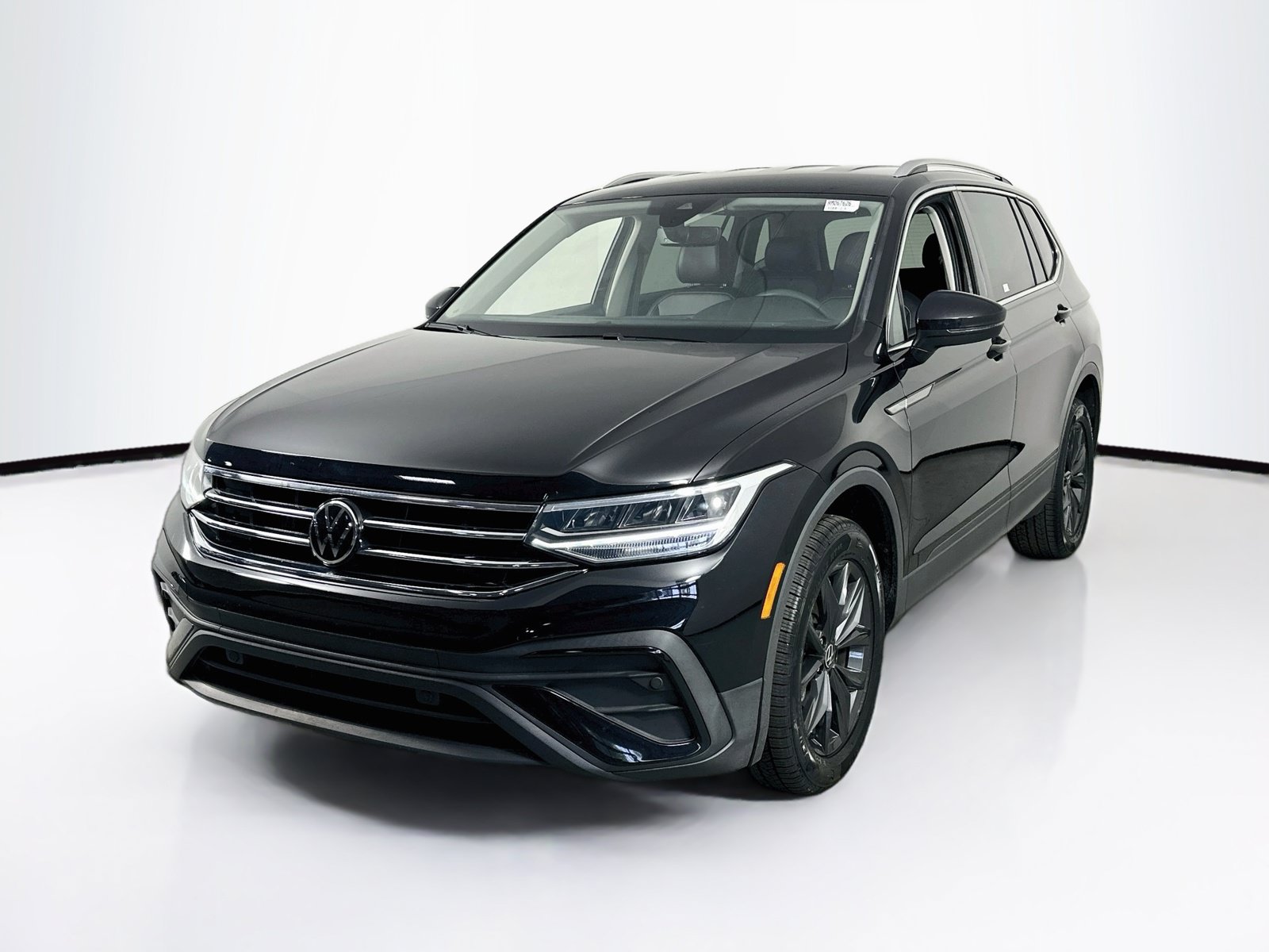 Used 2024 Volkswagen Tiguan SE FWD image 1