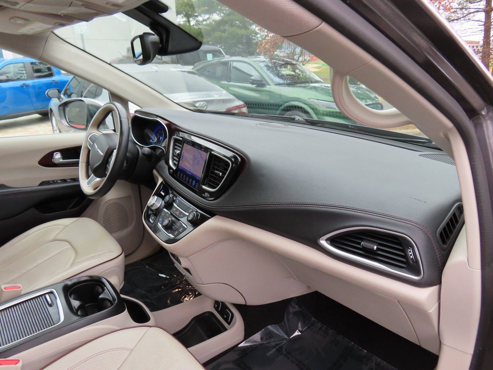 Used 2017 Chrysler Pacifica Limited image 17