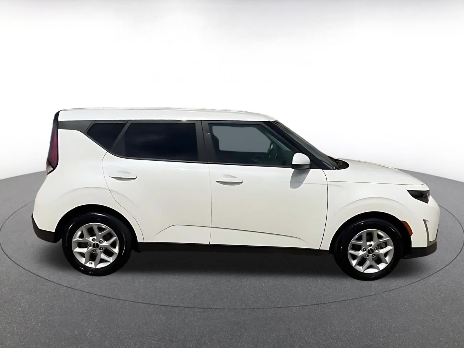 Used 2025 Kia Soul LX w/ LX Technology Package image 11