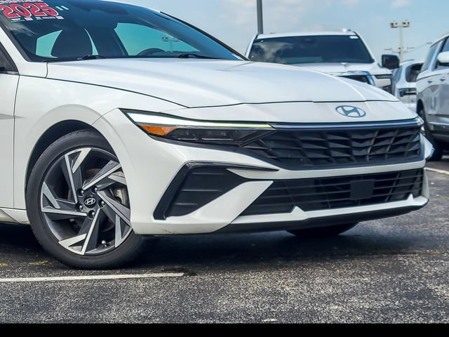 Used 2025 Hyundai Elantra SEL FWD image 3