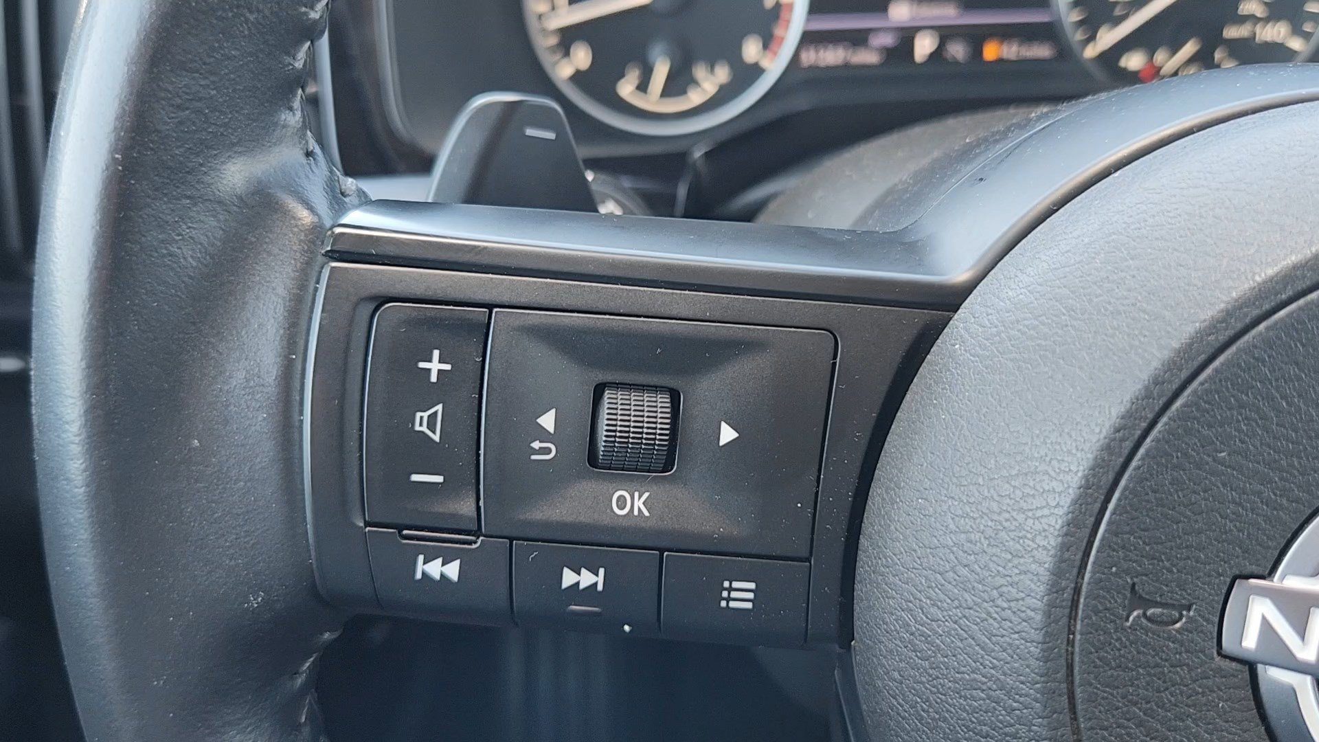 Used 2025 Nissan Pathfinder SV AWD/4WD image 12