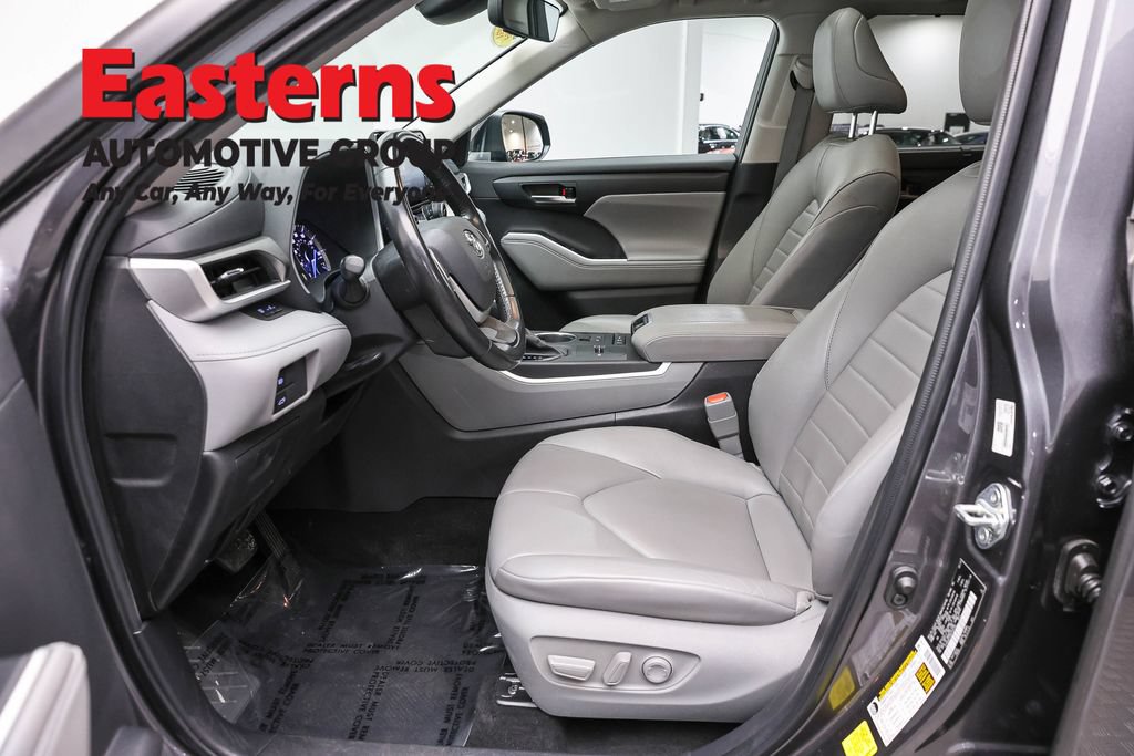 Used 2022 Toyota Highlander XLE AWD/4WD image 14