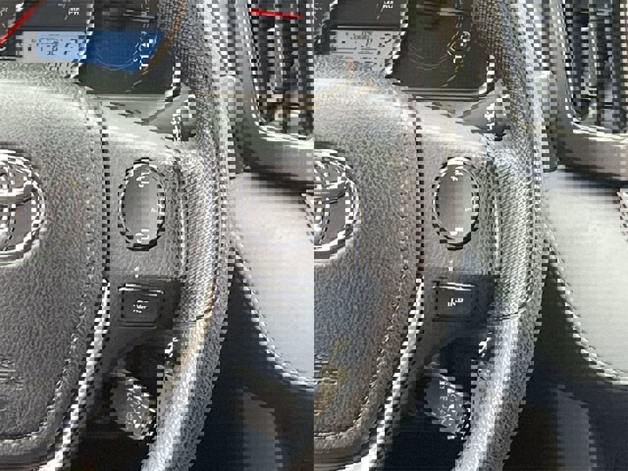 Used 2015 Toyota RAV4 LE image 23