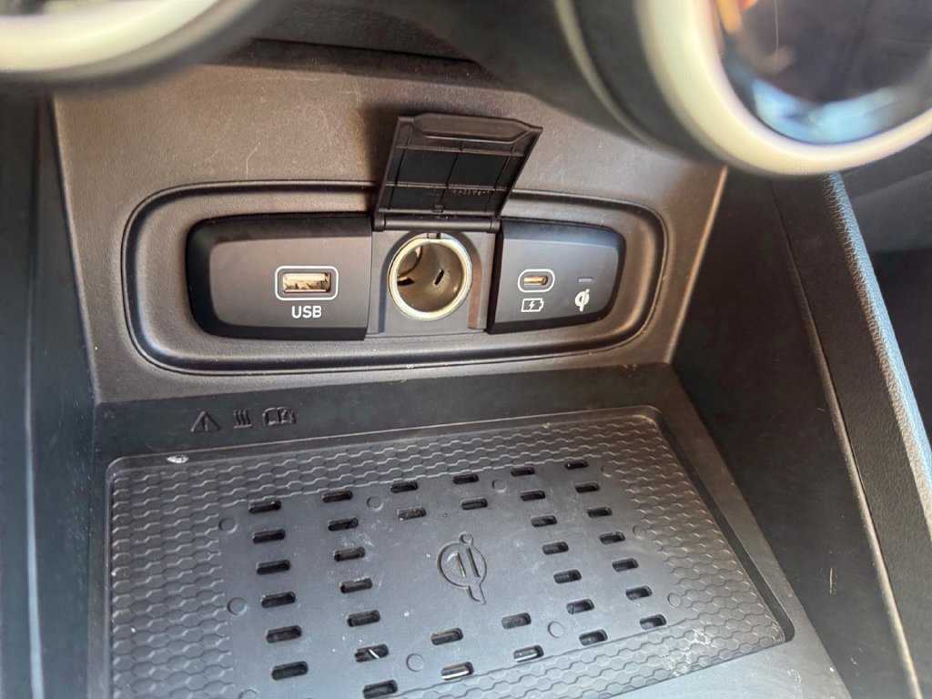 Used 2025 Hyundai Venue Limited FWD image 23