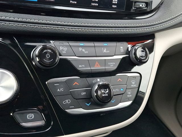 Used 2023 Chrysler Pacifica Touring-L FWD image 14