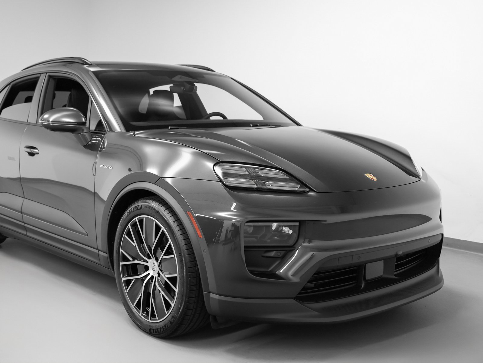 Certified 2025 Porsche Macan 4 Electric image 9