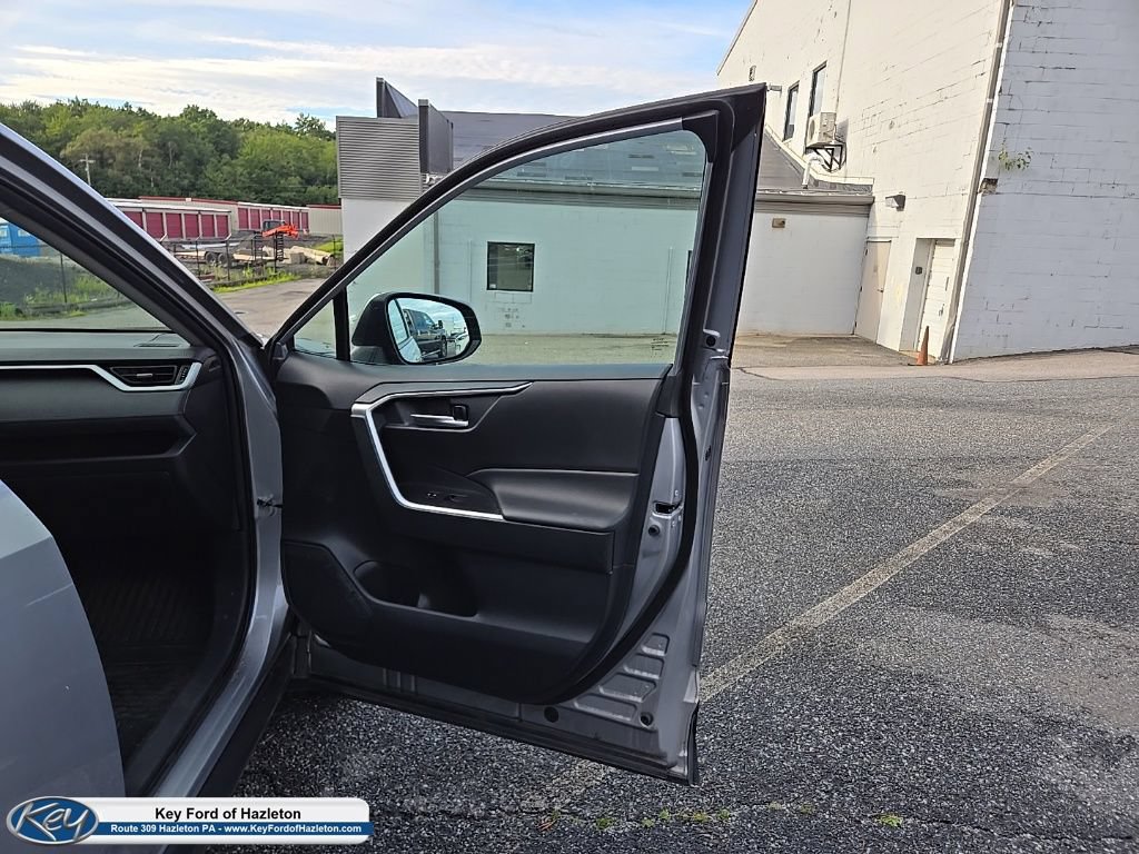 Used 2021 Toyota RAV4 AWD Hybrid image 17