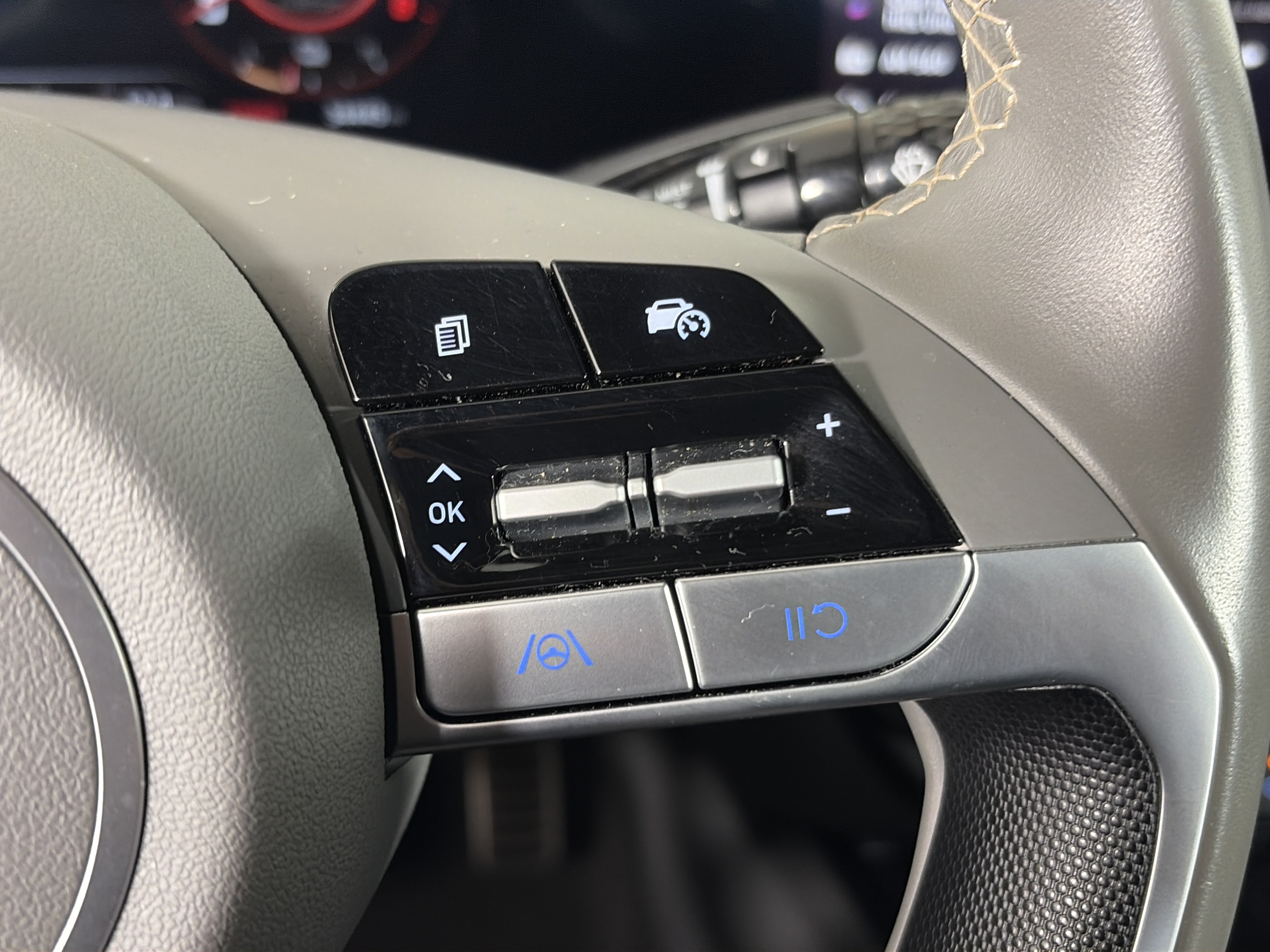 Used 2025 Hyundai Elantra SEL FWD image 35