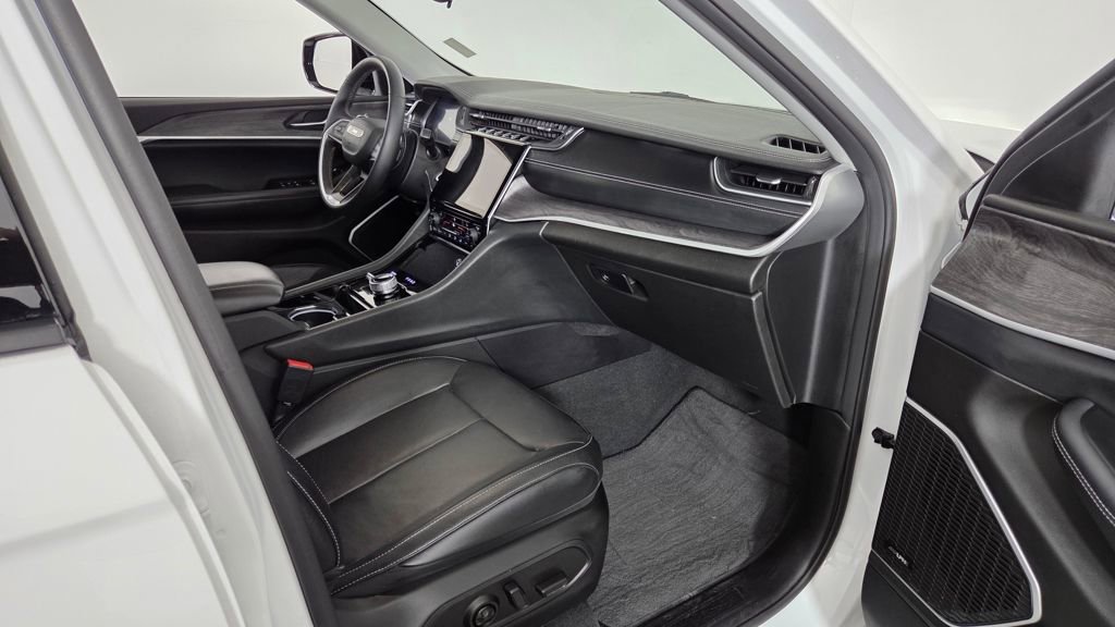 Used 2023 Jeep Grand Cherokee Limited w/ Black Appearance Package image 37