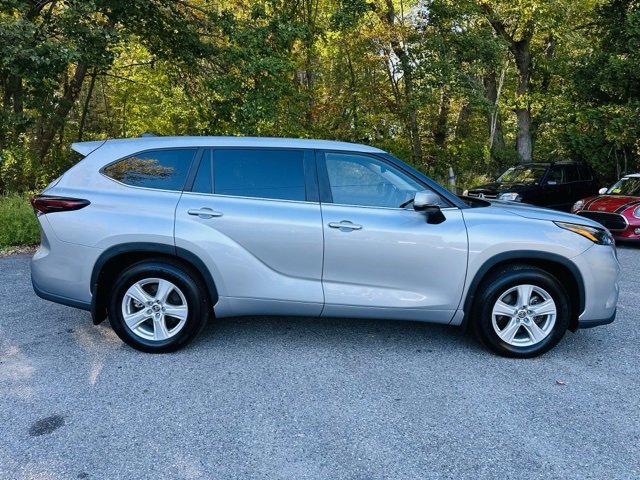 Used 2024 Toyota Highlander LE image 4