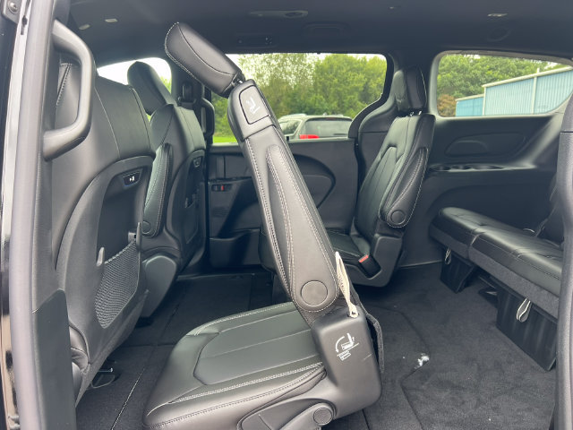New 2027 Chrysler Pacifica Select AWD/4WD image 6