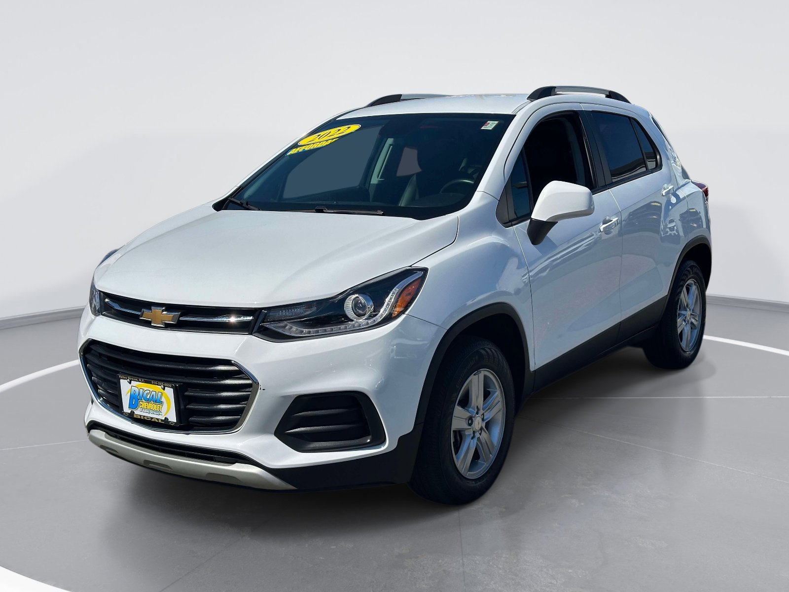 Used 2022 Chevrolet Trax LT w/ LT Convenience Package image 3
