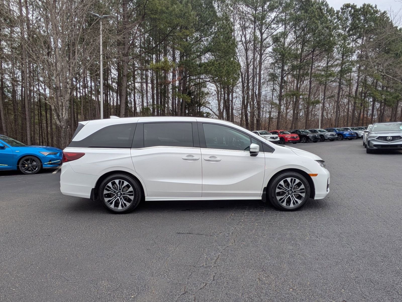 Used 2025 Honda Odyssey Elite image 4