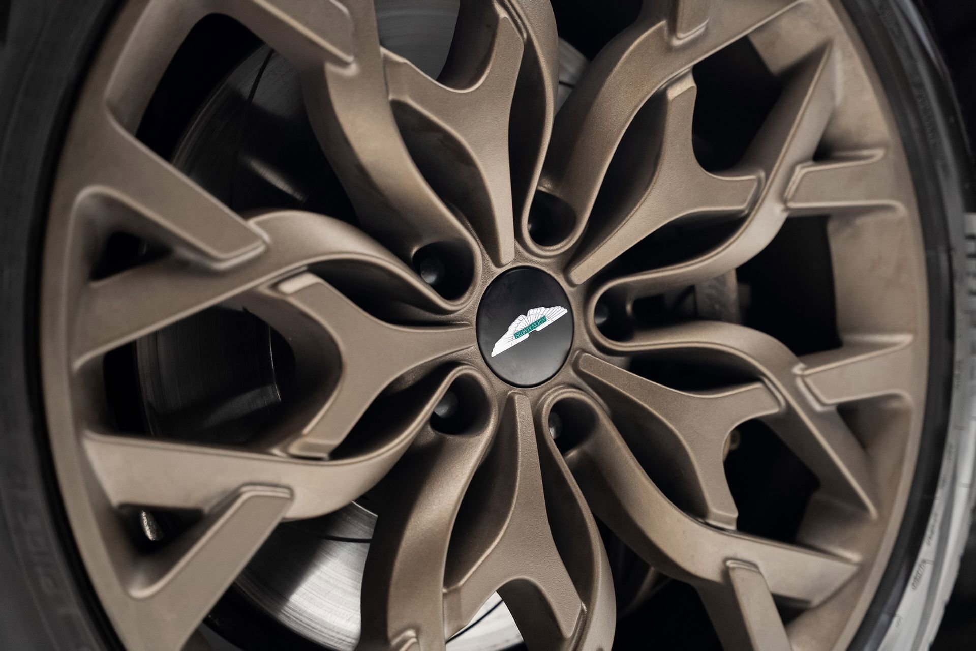 Used 2023 Aston Martin DBX AWD/4WD image 22