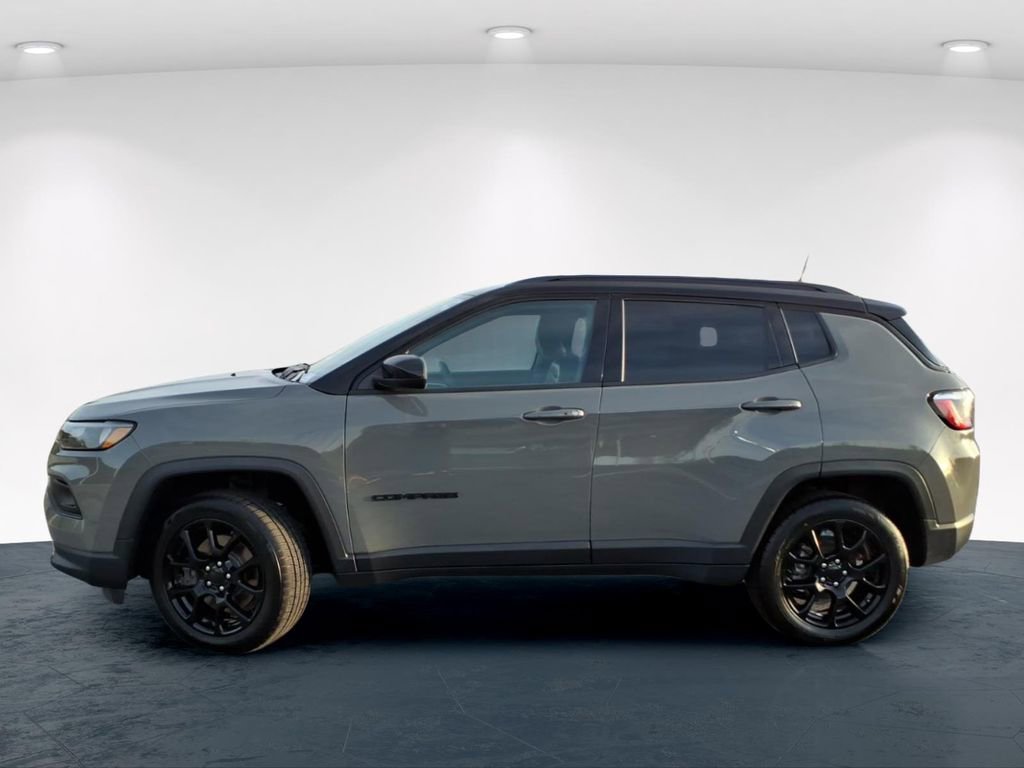 Used 2023 Jeep Compass Latitude w/ Convenience Group AWD/4WD image 11