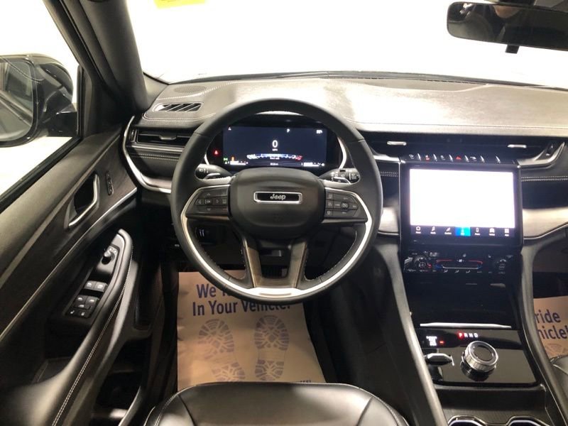 Used 2025 Jeep Grand Cherokee Limited image 31