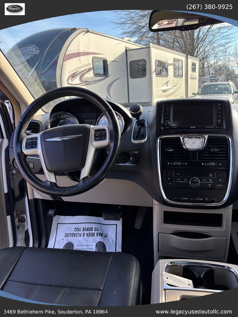 Used 2016 Chrysler Town & Country Touring FWD image 44