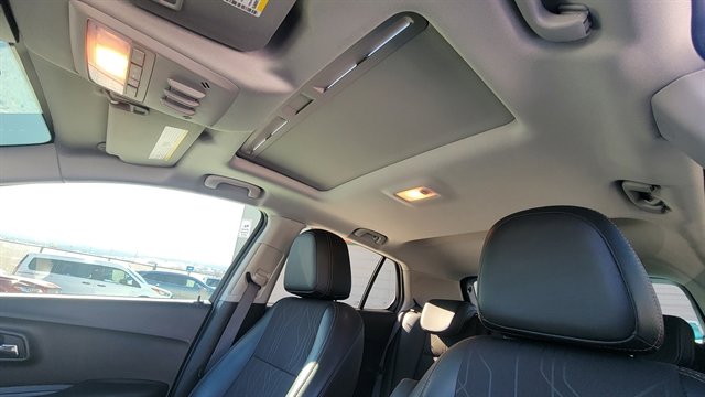 Used 2020 Chevrolet Trax LT w/ Sun & Sound Package image 30