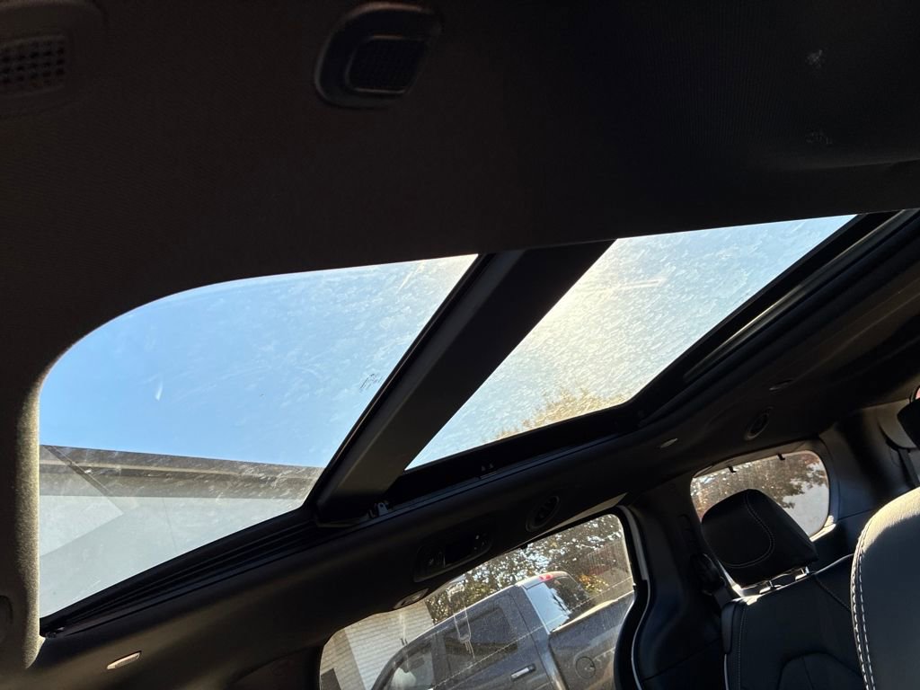 New 2026 Chrysler Pacifica Limited w/ Uconnect Theater Family Group image 22