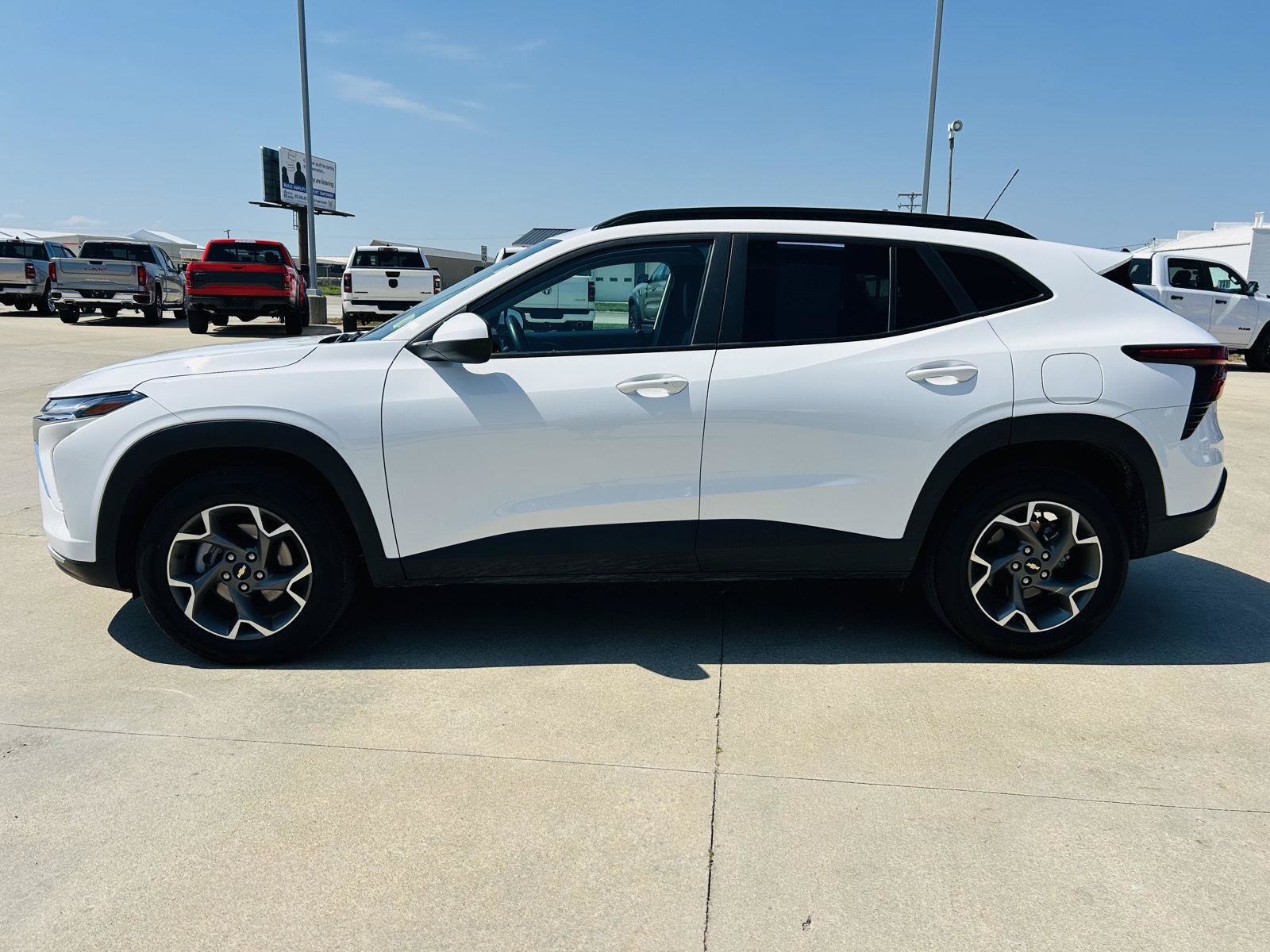 Used 2025 Chevrolet Trax LT w/ LT Convenience Package FWD image 32