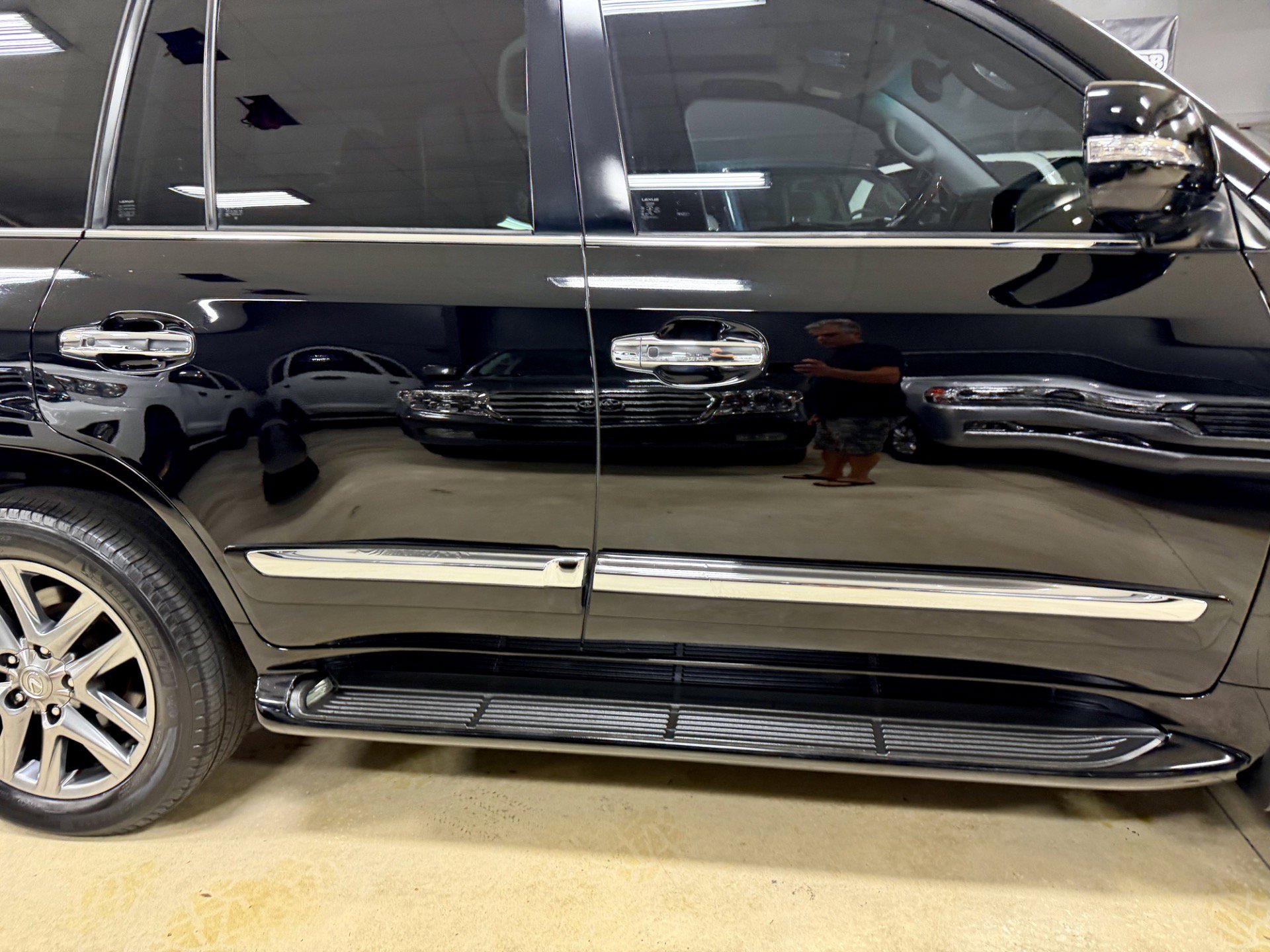 Used 2013 Lexus LX 570 4WD w/ Luxury Pkg w/Pre-crash image 17