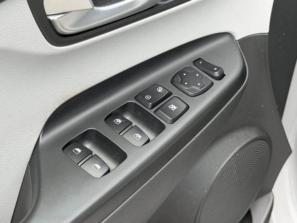 Certified 2023 Hyundai Kona SEL w/ Convenience Package AWD/4WD image 17
