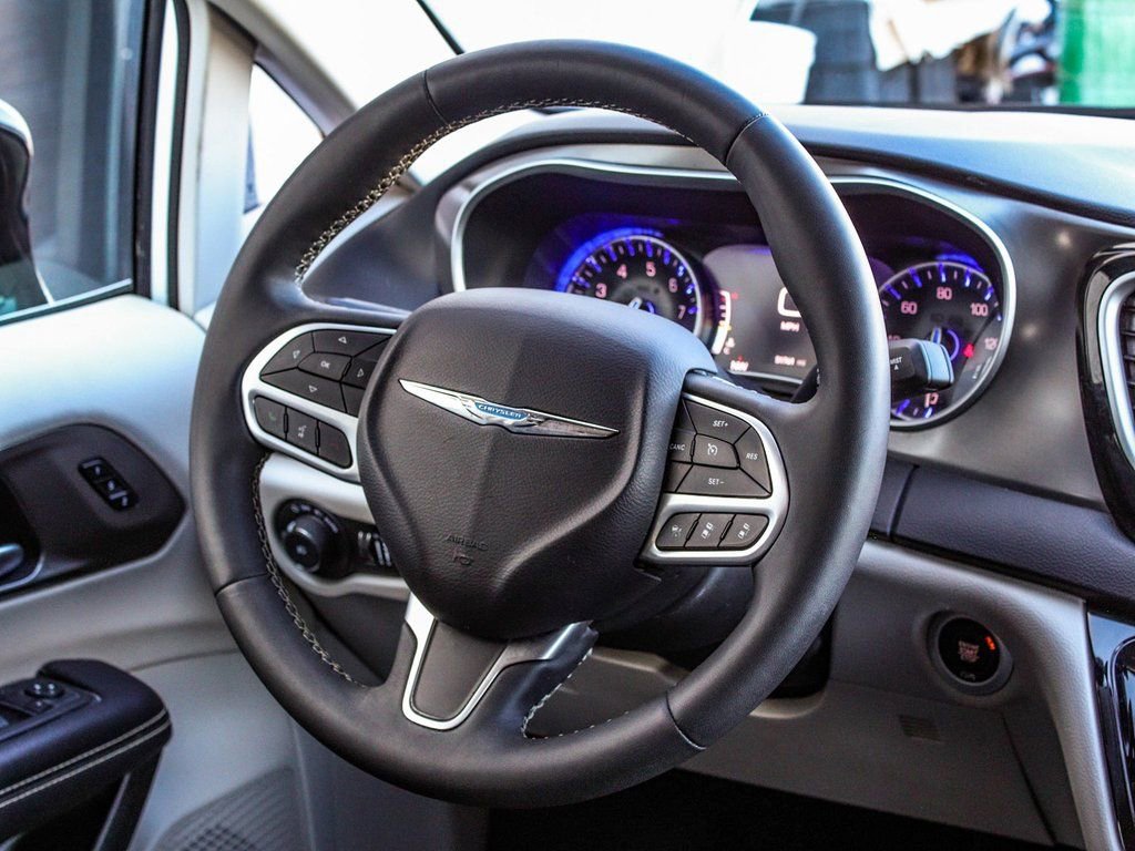 Used 2024 Chrysler Pacifica Touring-L image 24