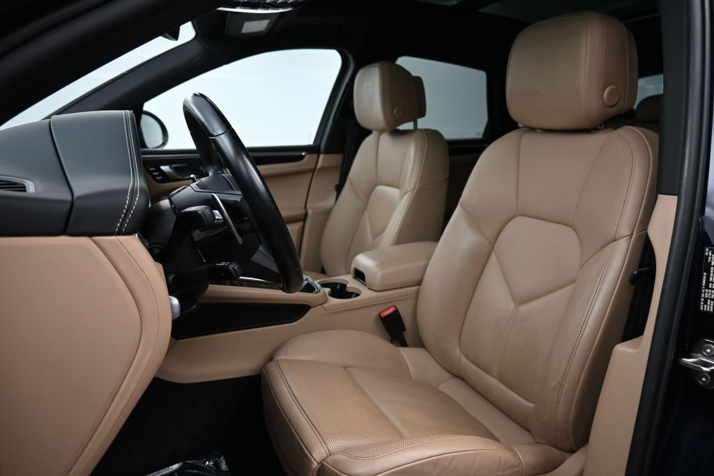 Certified 2023 Porsche Macan Turbo AWD/4WD image 5